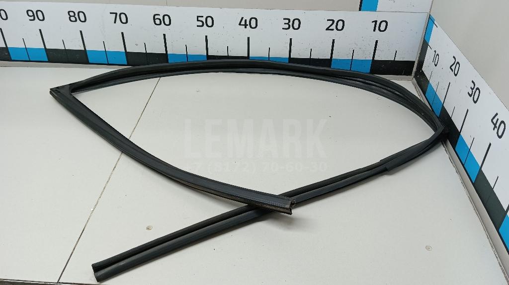 Уплотнитель стекла двери 80331BM90A Nissan