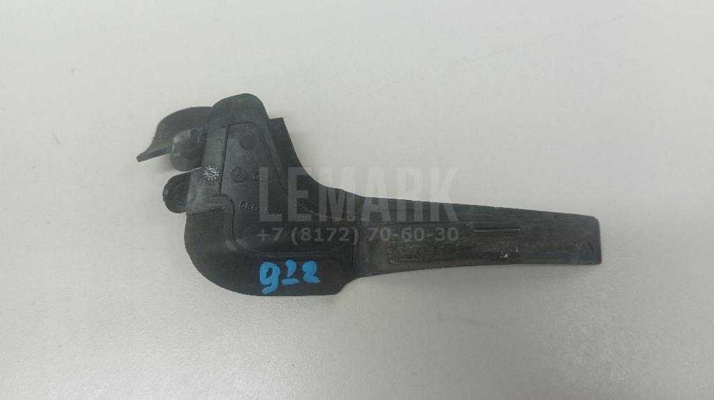 Накладка переднего крыла правого 6R0819448B VAG
