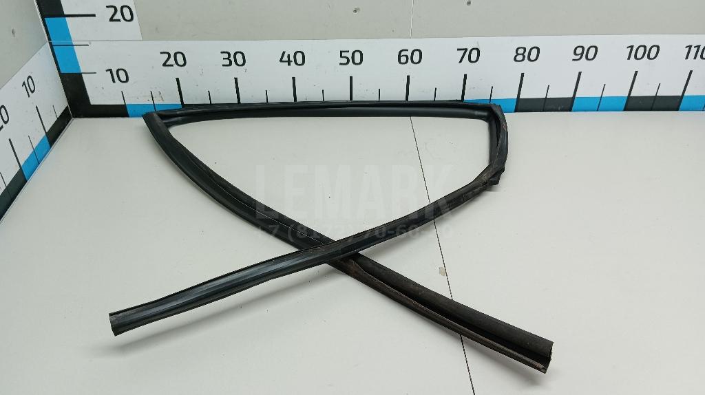 Уплотнитель стекла двери 82331JG000 Nissan