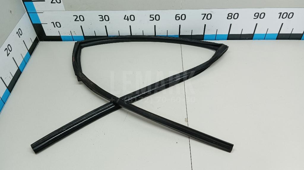 Уплотнитель стекла двери 82330JG000 Nissan