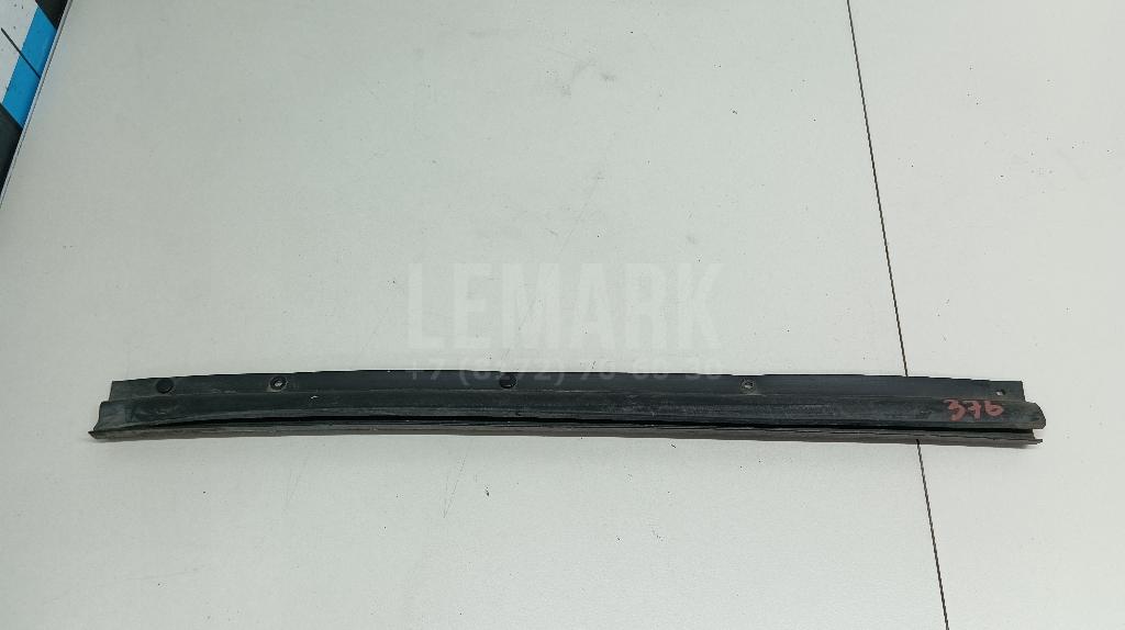 Уплотнитель двери 82838JG000 Nissan