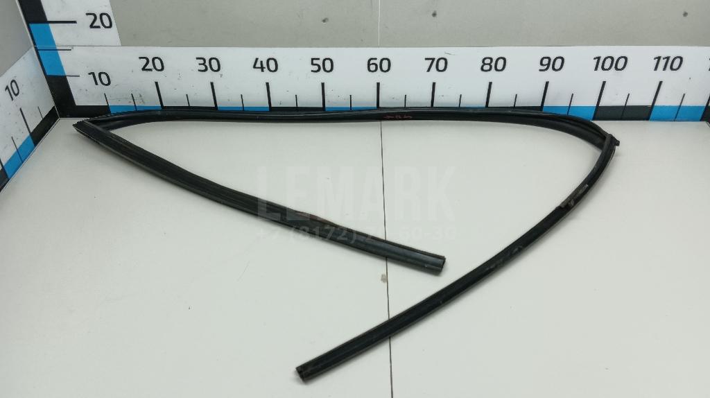 Уплотнитель стекла двери 80330JG000 Nissan