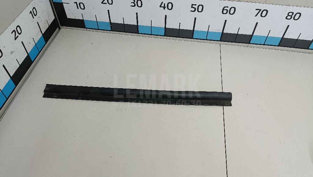 Уплотнитель двери 82839JG000 Nissan