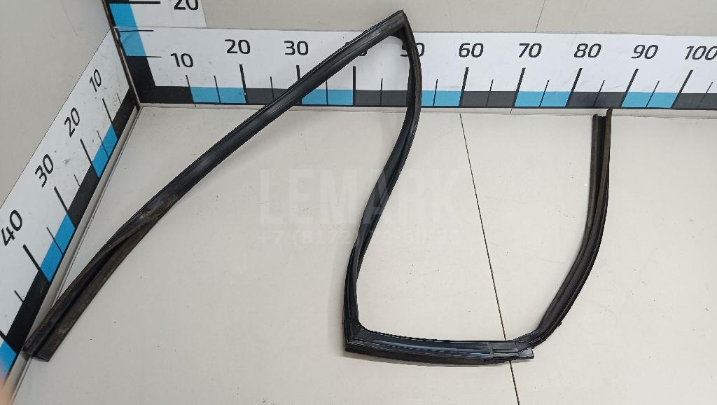 Уплотнитель стекла двери 82331JG000 Nissan