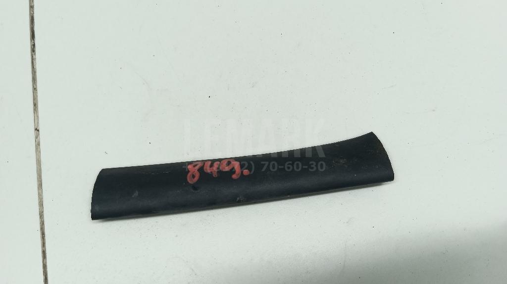 Уплотнитель капота 65810JG40A Nissan
