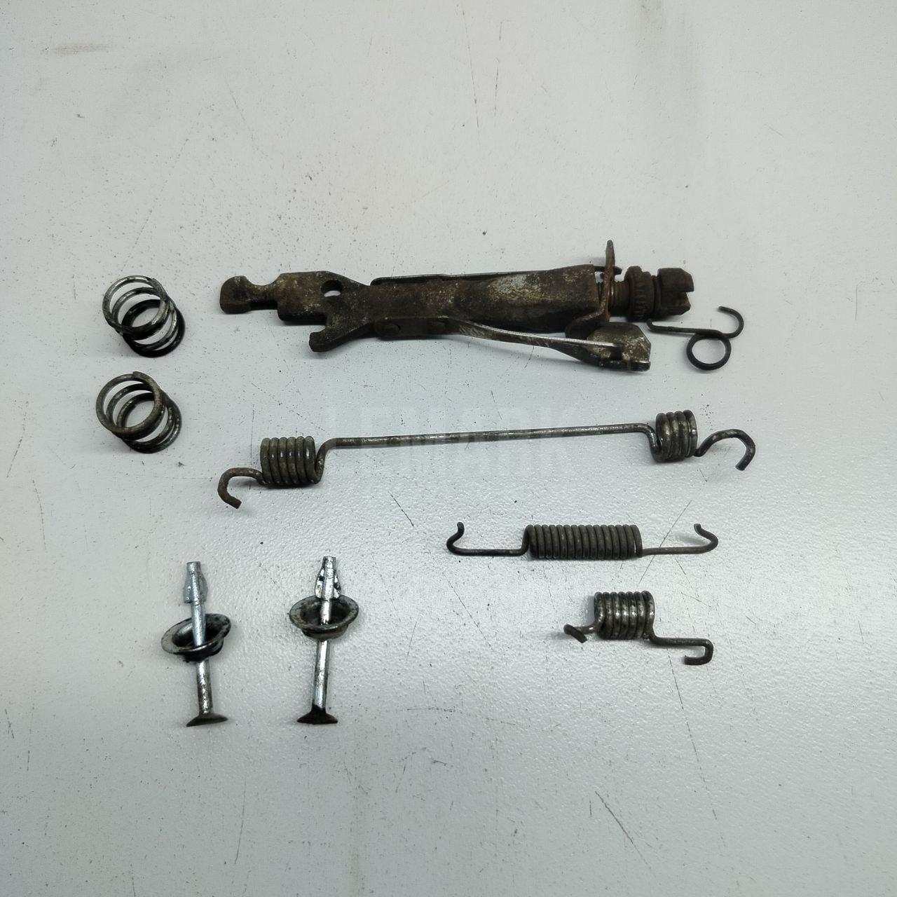Установочный к-кт задних колодок 7701205756 Renault