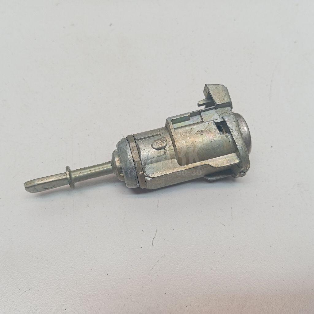 Вставка замка двери лев. 1U0837167A VAG