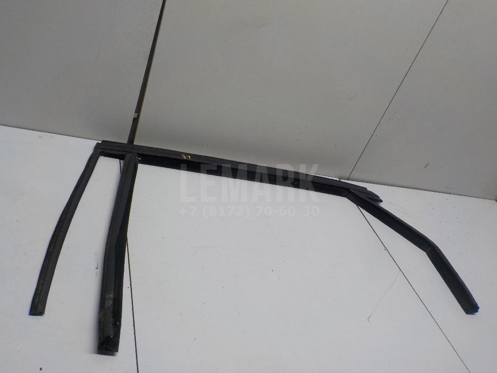Уплотнитель стекла двери 1777850 Ford