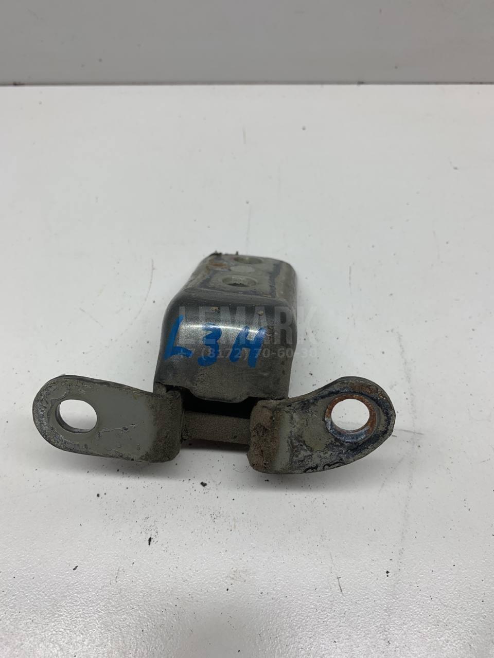 Петля двери задней левой нижняя 6878002060 Toyota