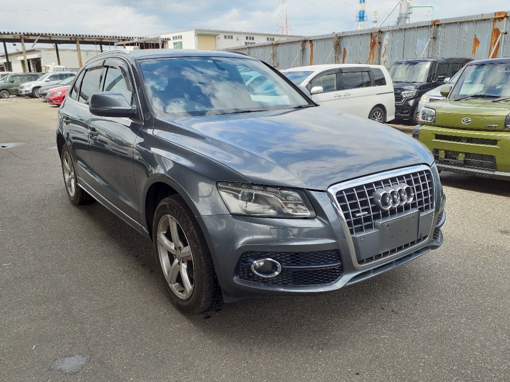 Set Di Tappetini In Gomma Su Misura Per Audi Q5 8R I (2008-2017) - Anteriori, 2 Pezzi, Con Bordo Rialzato E Rinforzo Pedali
