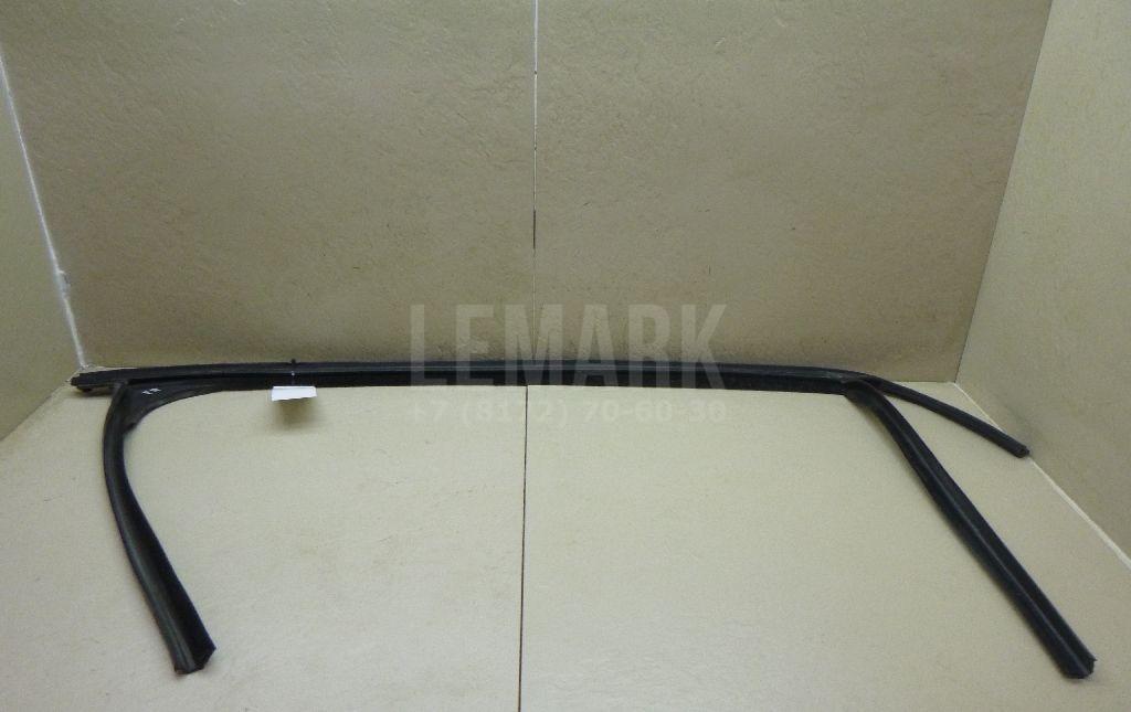 Уплотнитель стекла двери 1685043 Ford