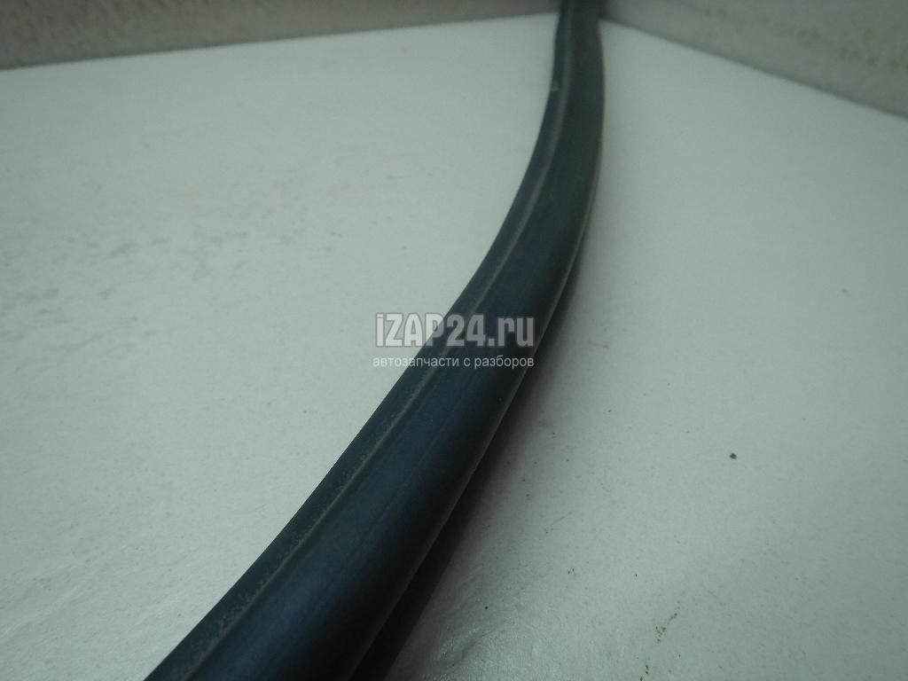 668309754R Уплотнитель капота Renault Sandero 2014