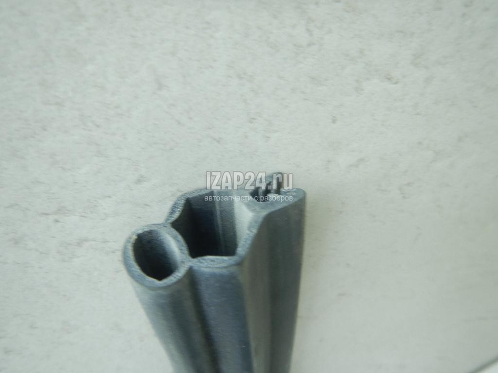 668309754R Уплотнитель капота Renault Sandero 2014