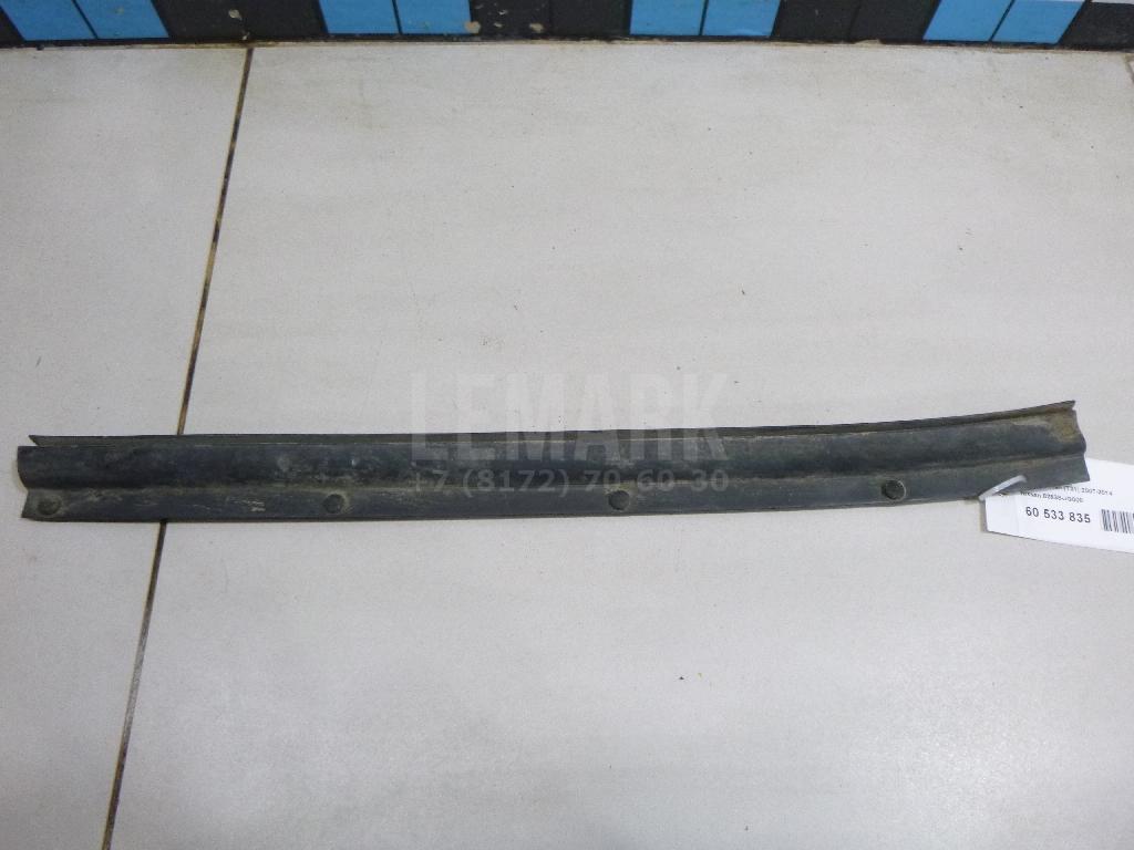 Уплотнитель двери 82838JG000 Nissan