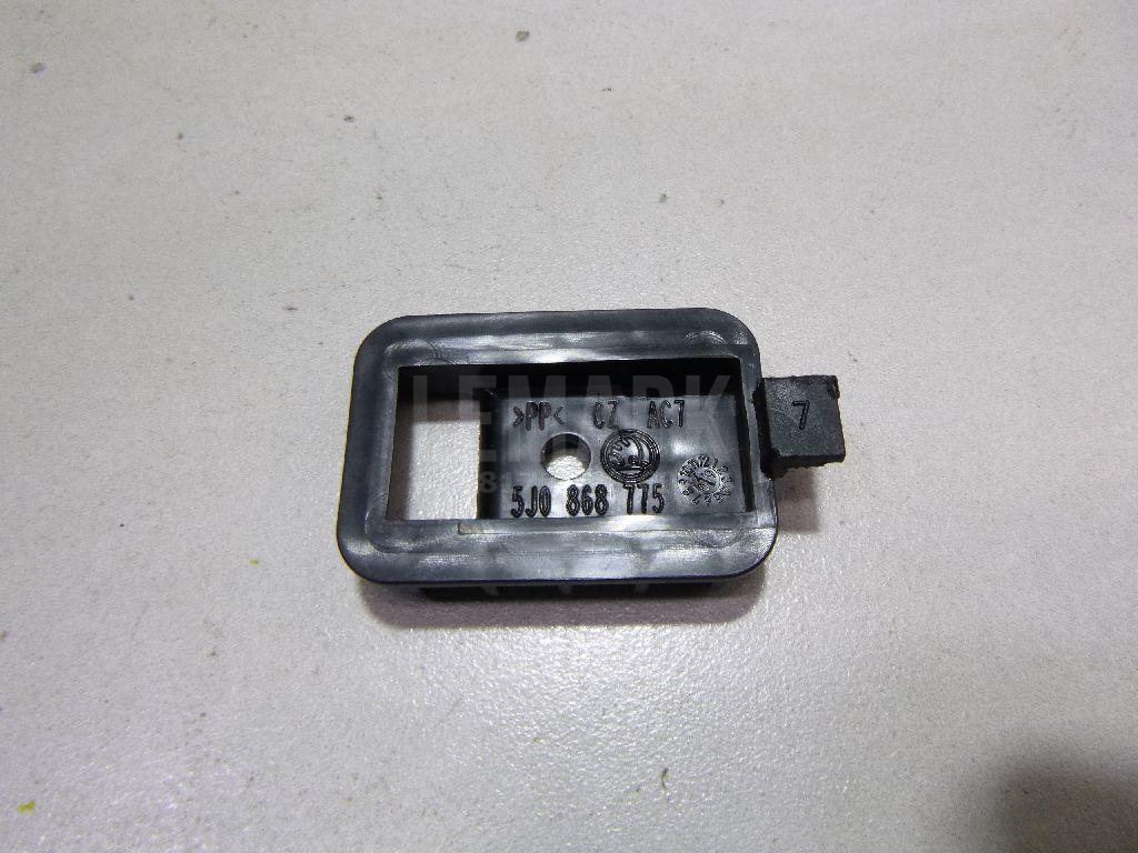 Кронштейн внутренней ручки 5J0868775 VAG