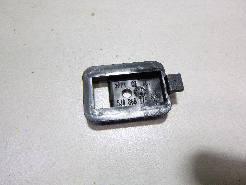 Кронштейн внутренней ручки 5J0868775 VAG