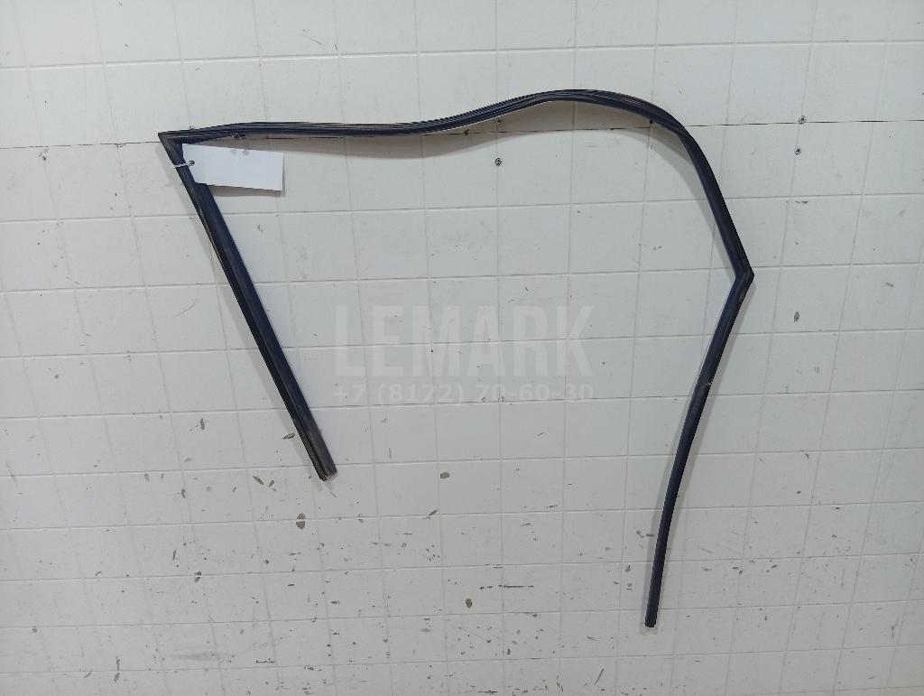 Уплотнитель стекла двери 825401H000 Hyundai-Kia