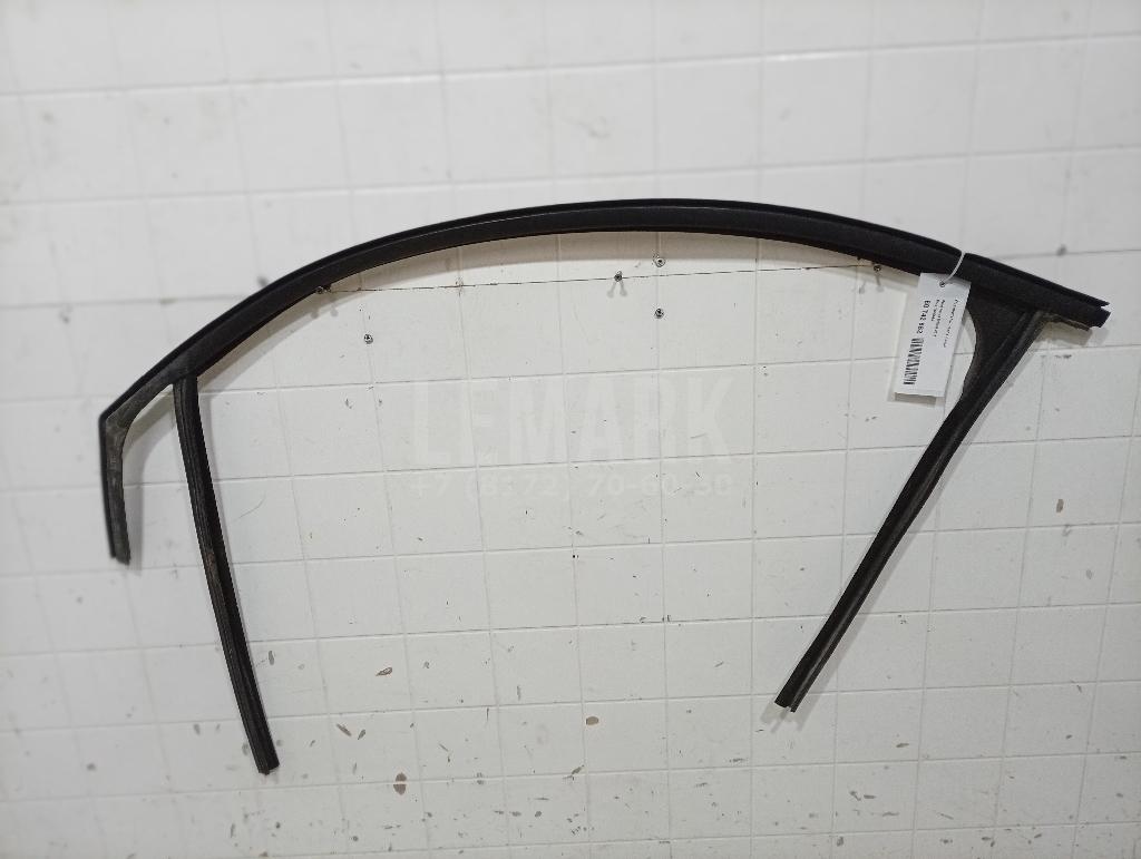 Уплотнитель стекла двери 1685044 Ford