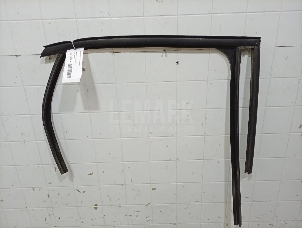 Уплотнитель стекла двери 1523679 Ford