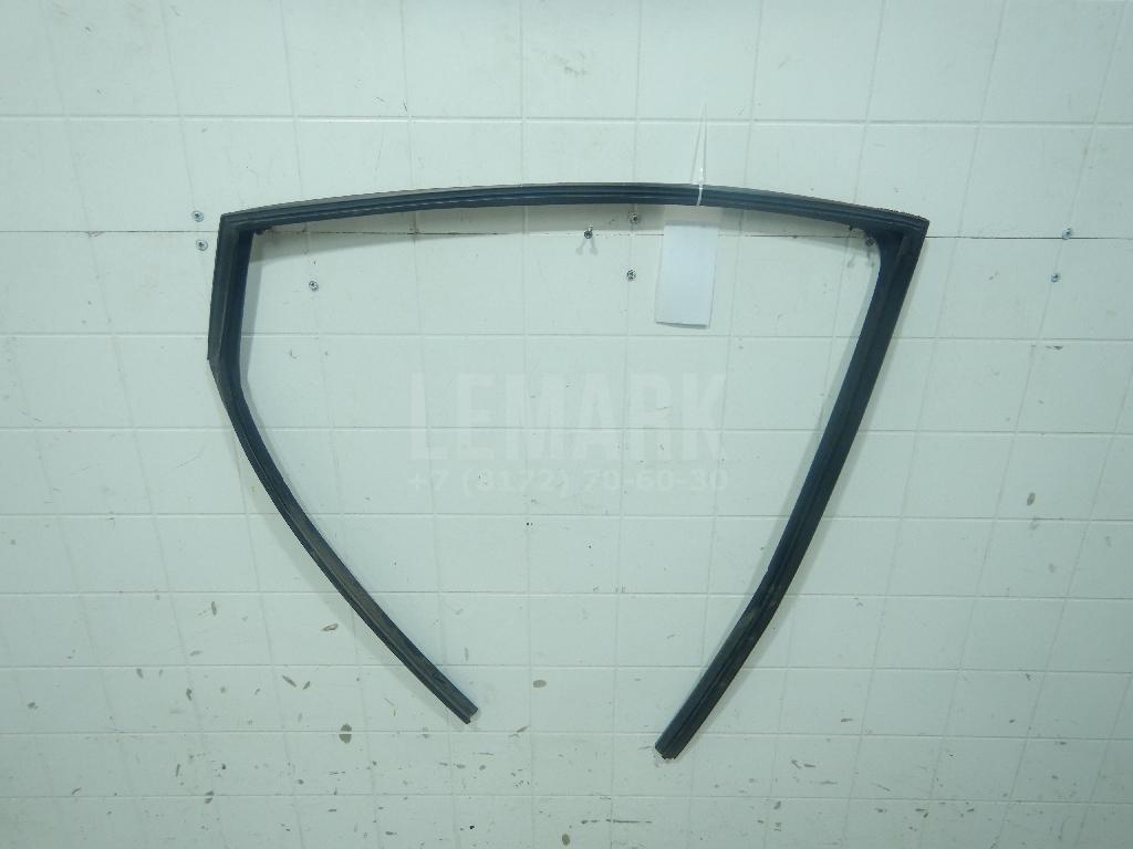 Уплотнитель стекла двери 82330DF31A Nissan