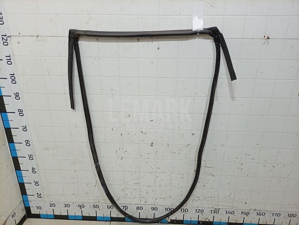Уплотнитель двери 828304EA0A Nissan