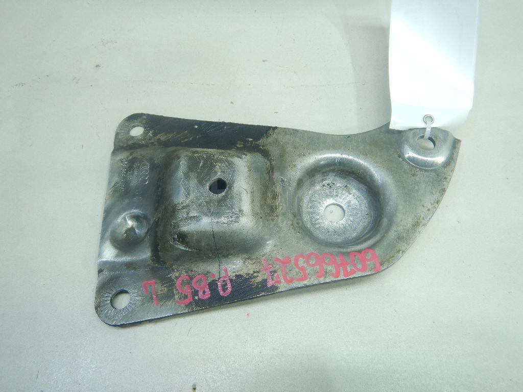 Кронштейн передней балки 8D0399541D VAG