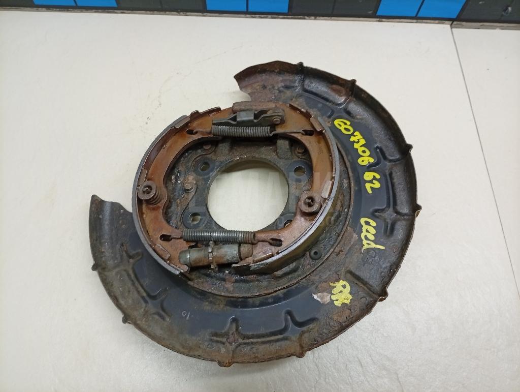 Щит опорный задний правый 582701H000 Hyundai-Kia