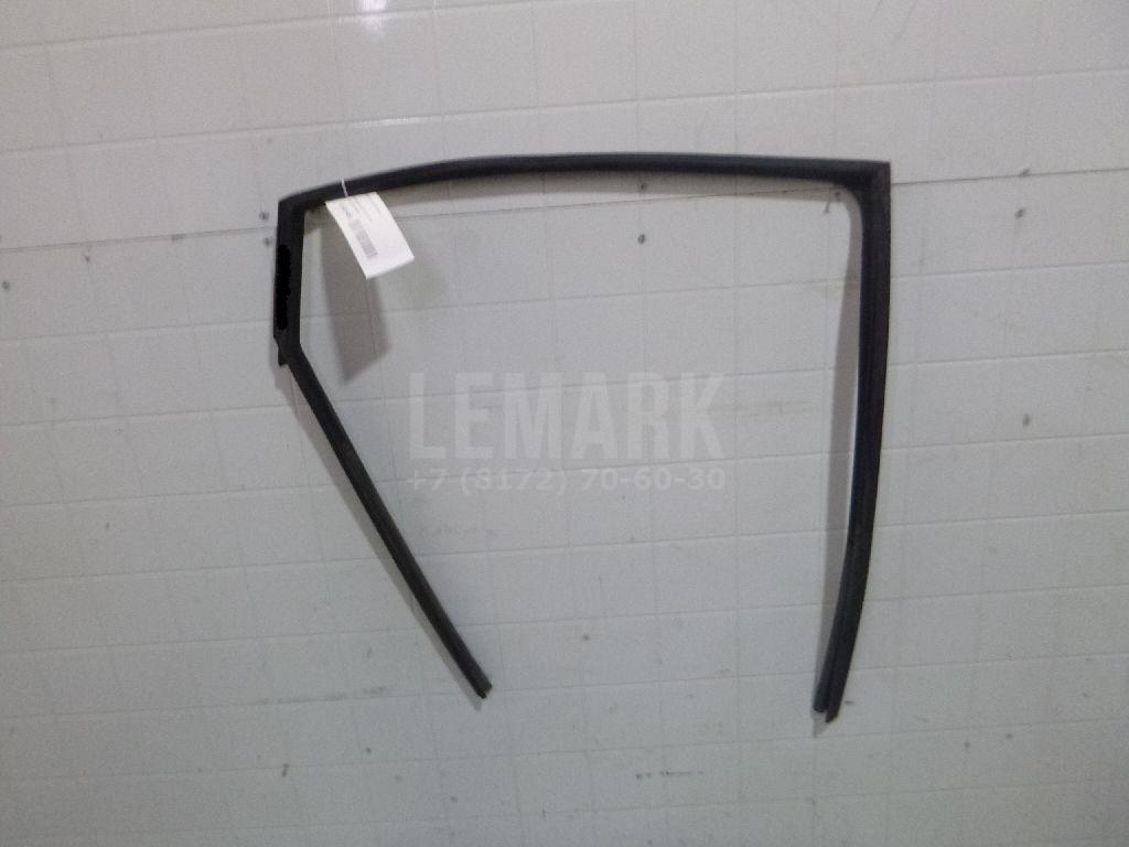 Уплотнитель стекла двери 82330BM90A Nissan