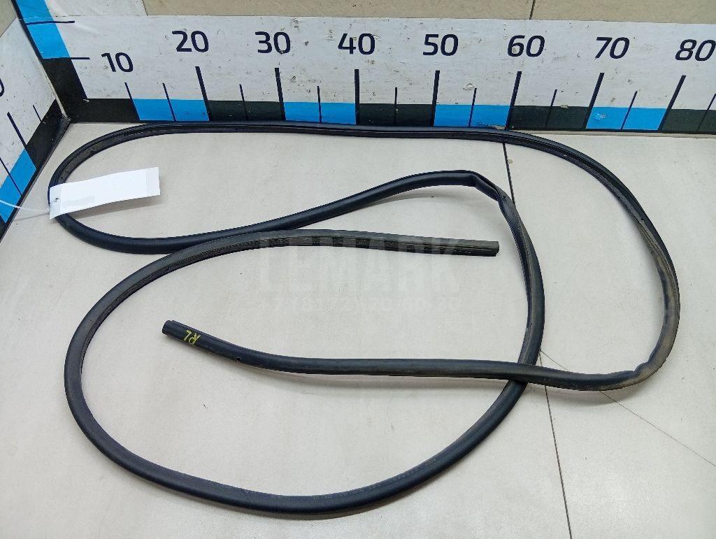 Уплотнитель двери 5L0839701 VAG