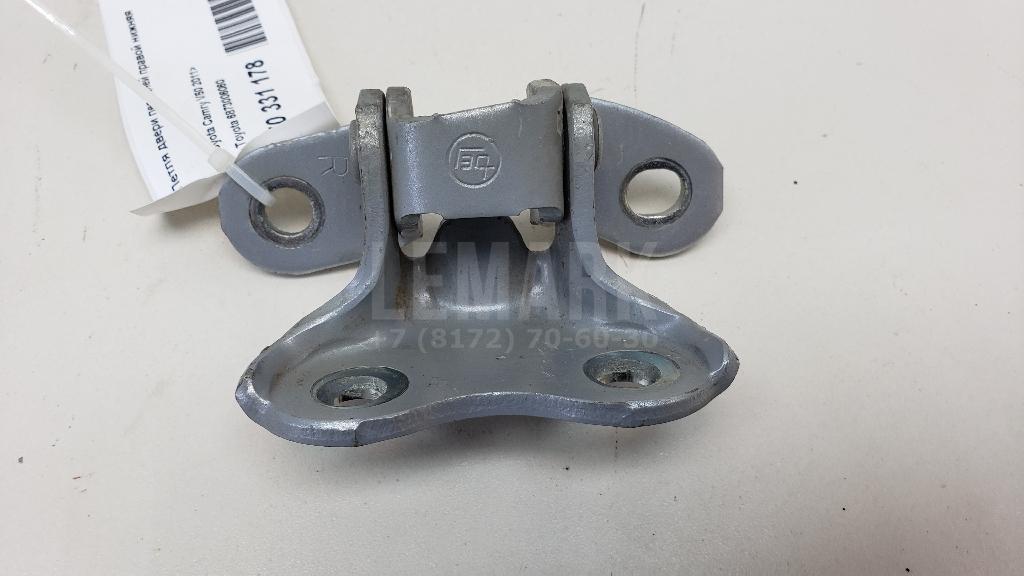 Петля двери передней правой нижняя 6873006060 Toyota