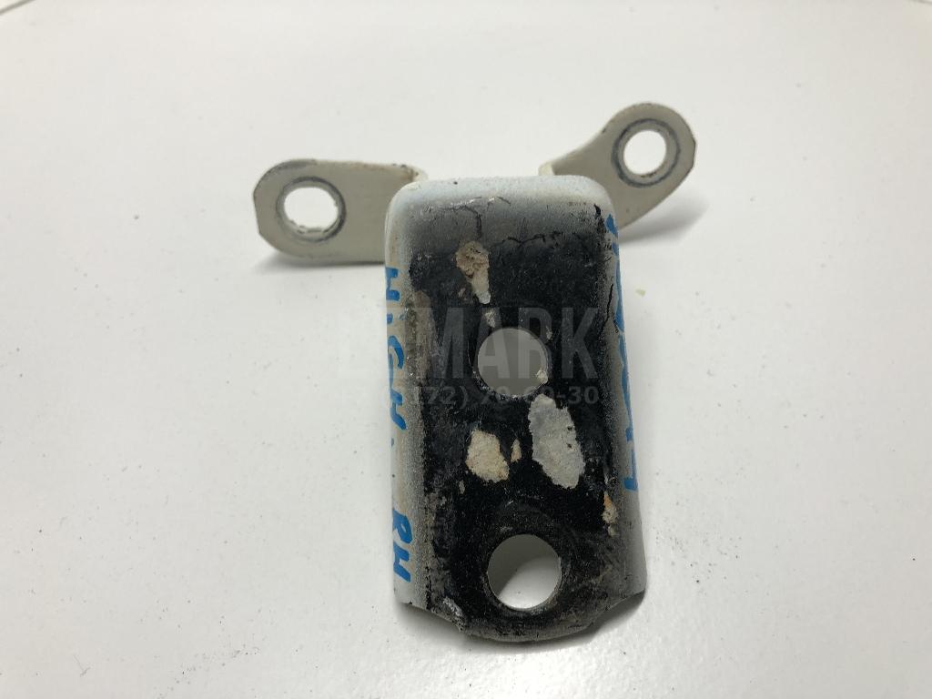 Петля двери задней правой нижняя 6877052031 Toyota