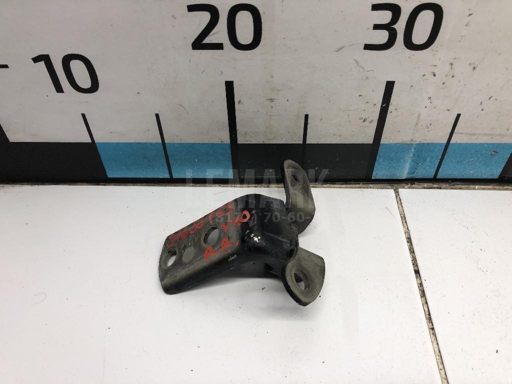 Петля двери задней правой нижняя 6877002050 Toyota