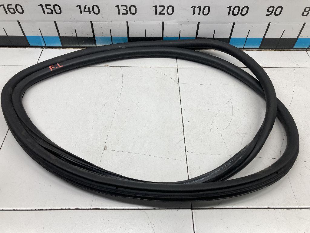 Уплотнитель двери 5K4867911C9B9 VAG