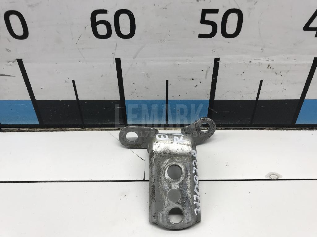 Петля двери задней правой нижняя 6877002060 Toyota