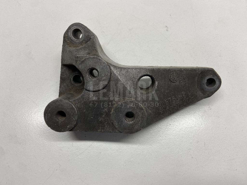 Кронштейн опоры КПП 5684039 GM