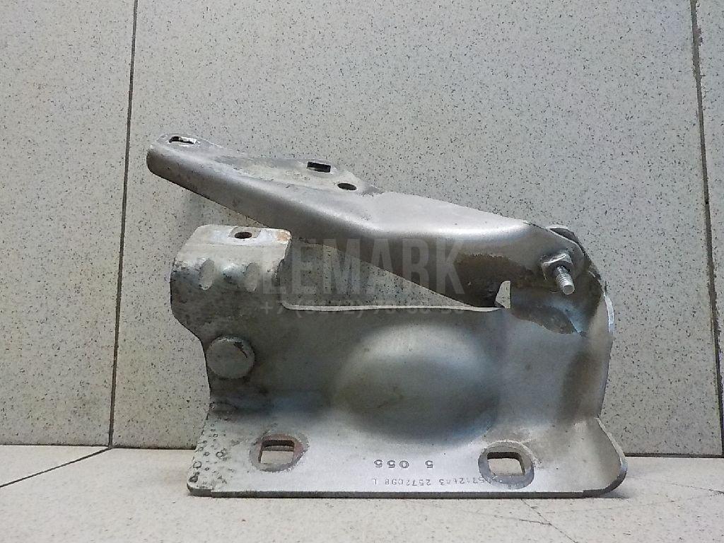 Петля капота левая для  Audi Allroad quattro 2000-2005