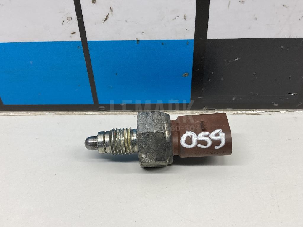 Датчик включения заднего хода 02T945415P VAG