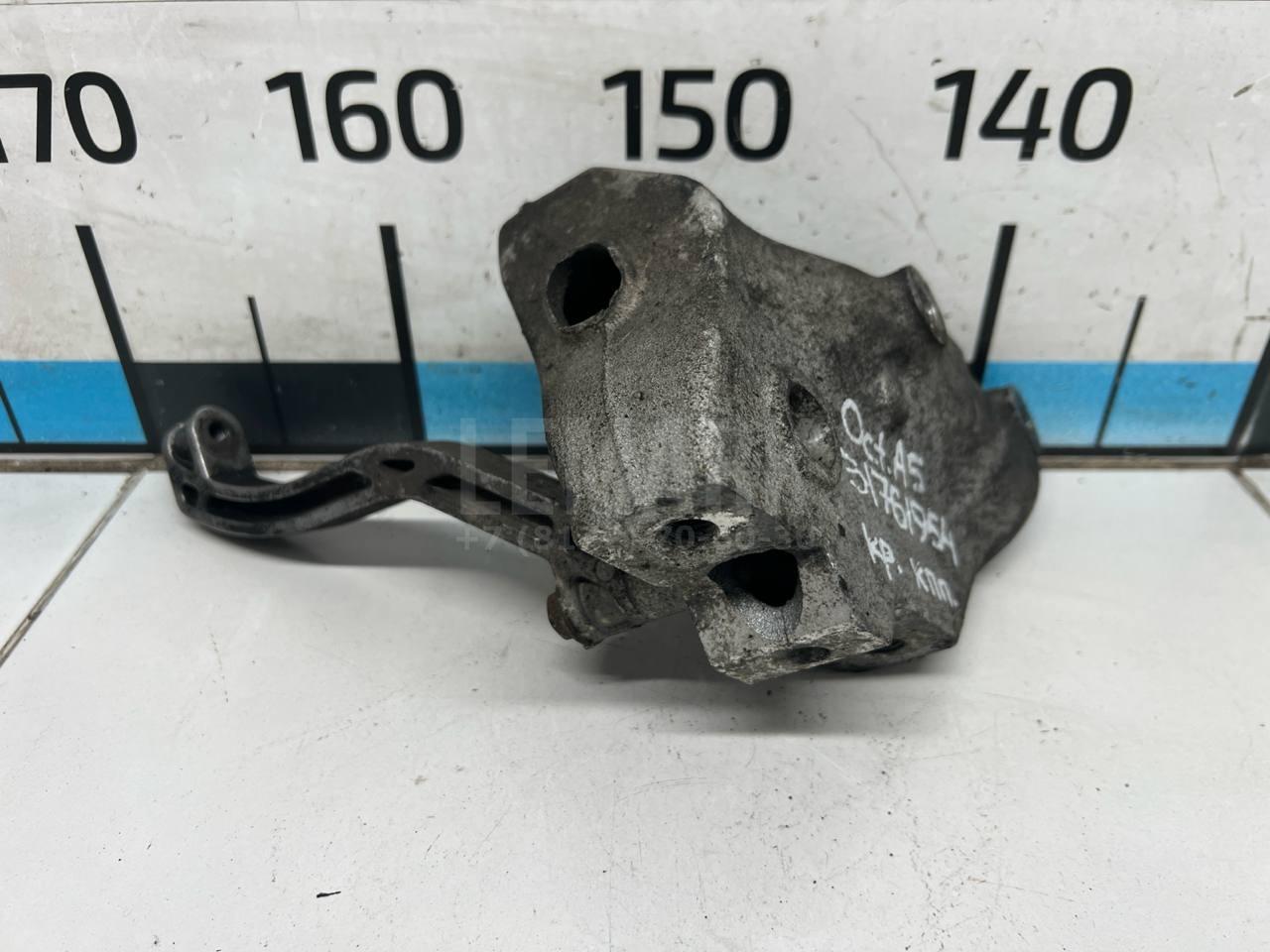 Кронштейн КПП левый 1K0199117BM VAG