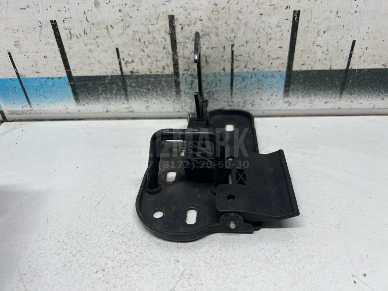 Крючок капота 1T0823480A VAG