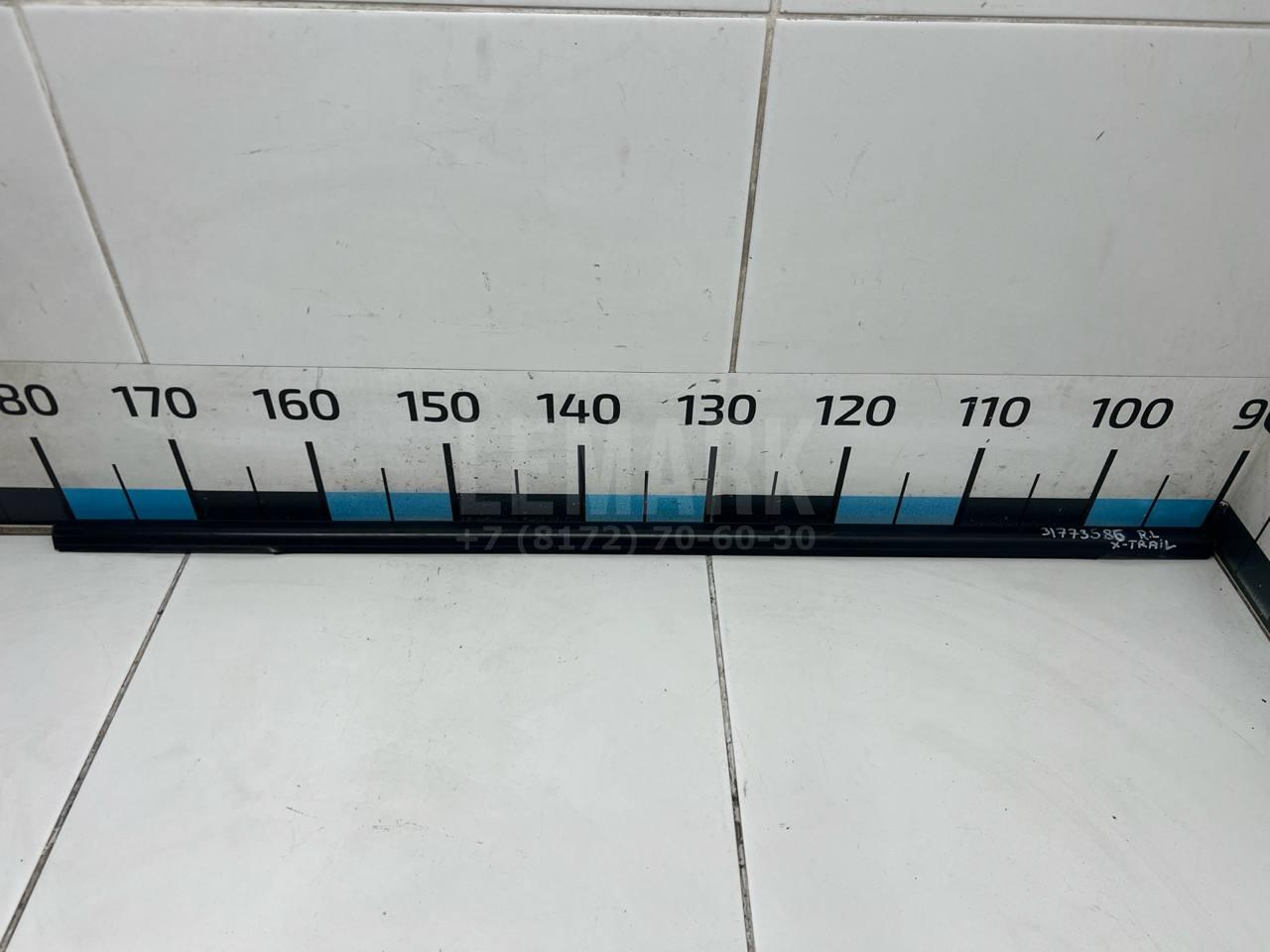 Накладка стекла заднего левого 82821JG000 Nissan