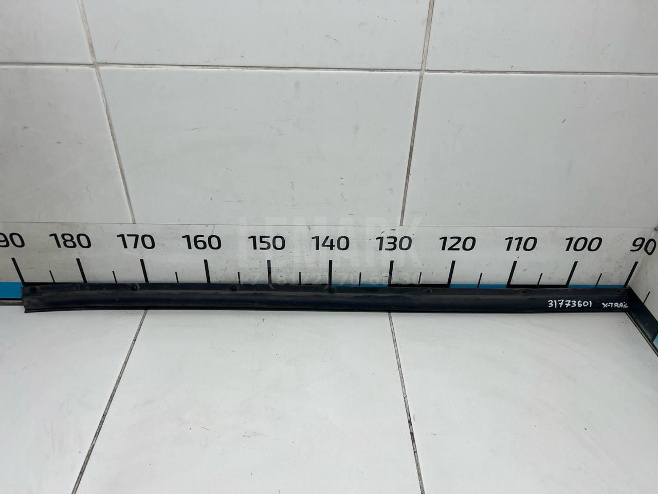 Уплотнитель двери 80839JG000 Nissan