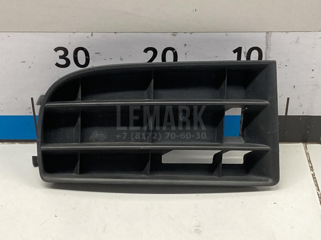 Решетка в бампер правая 1K0853666A9B9 VAG