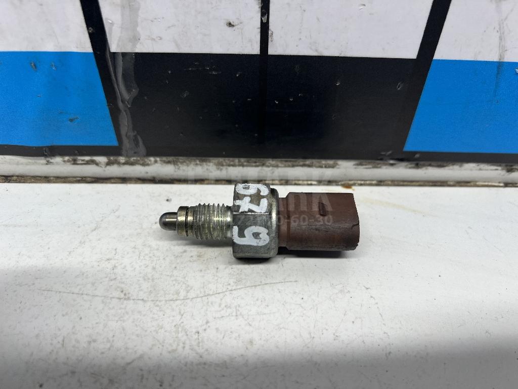Датчик включения заднего хода 02T945415P VAG