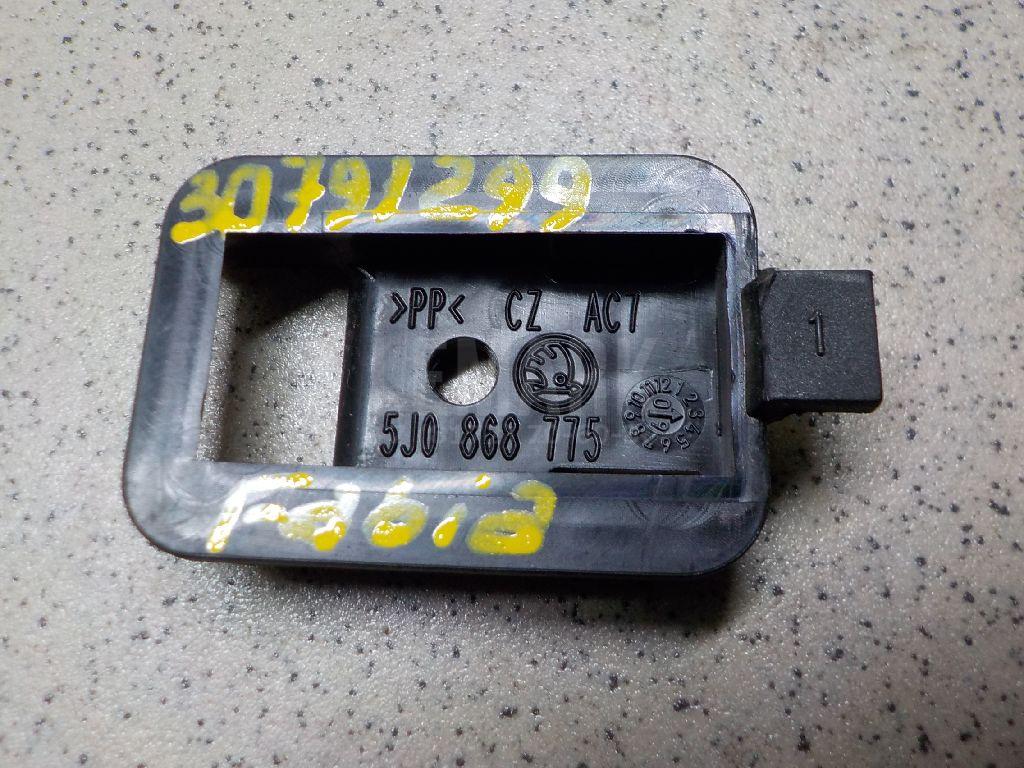 Кронштейн внутренней ручки 5J0868775 VAG