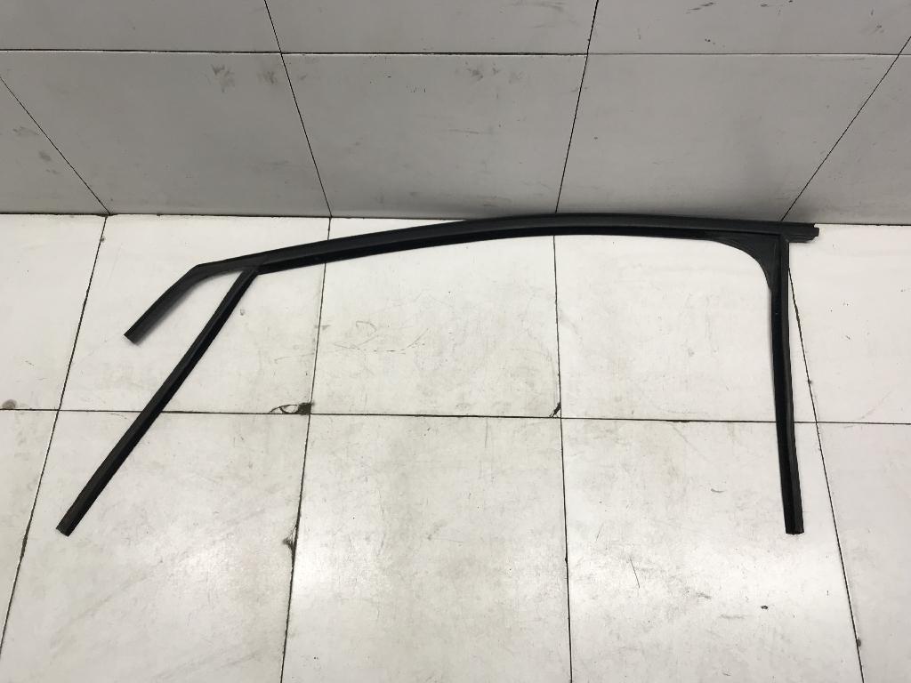 Уплотнитель стекла двери 1685044 Ford