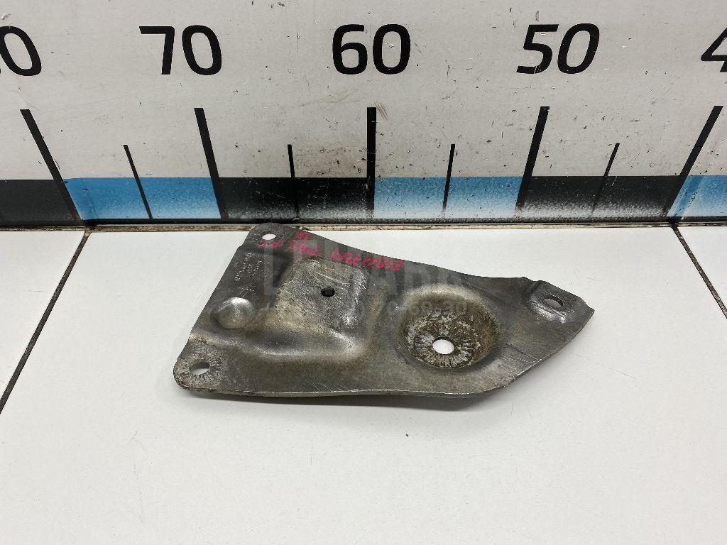 Кронштейн передней балки 8D0399541D VAG