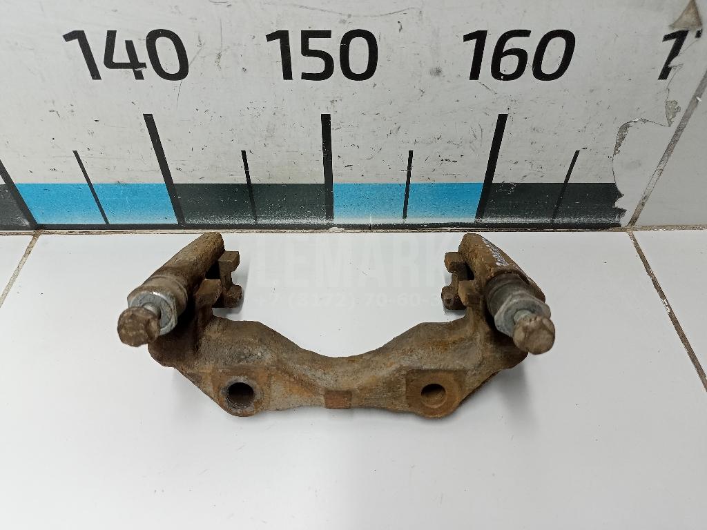 Скоба суппорта переднего 6RF615125 VAG