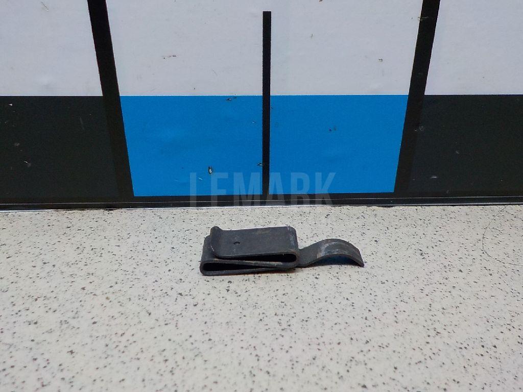 Скоба крепления обшивки 8D0857119 VAG