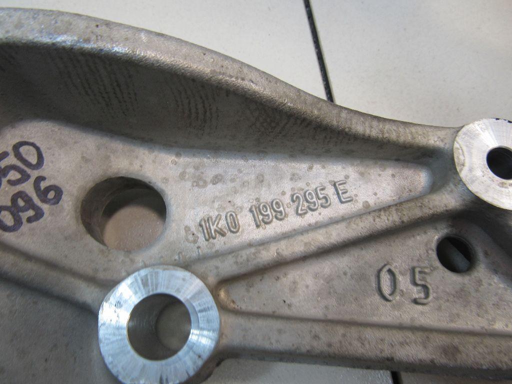 Кронштейн переднего рычага для  Audi V8 1988-1994