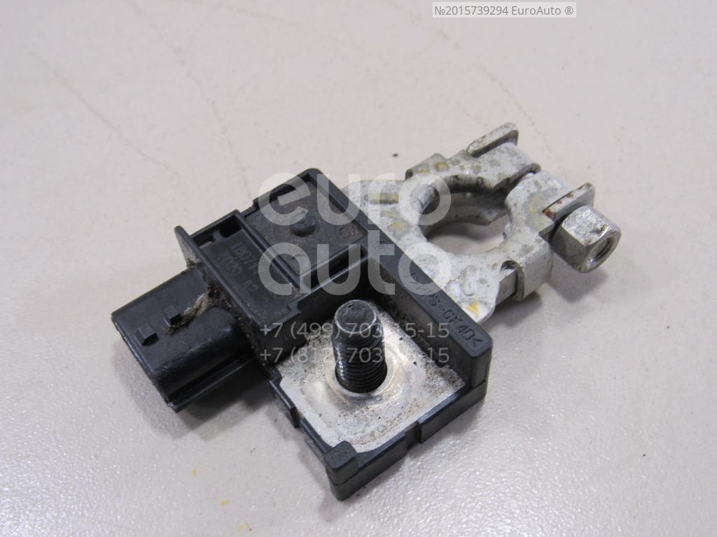 Плюсовая клемма аккумулятора qashqai. Клемма аккумулятора кашкай. Клеммы аккумуляторные у nissan qashqai. Nissan qashqai плюсовая клемма. Клемма аккумулятора кашкай.